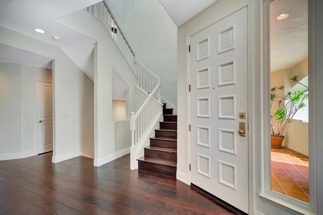 Building Photo - 6463 Zuma View Pl