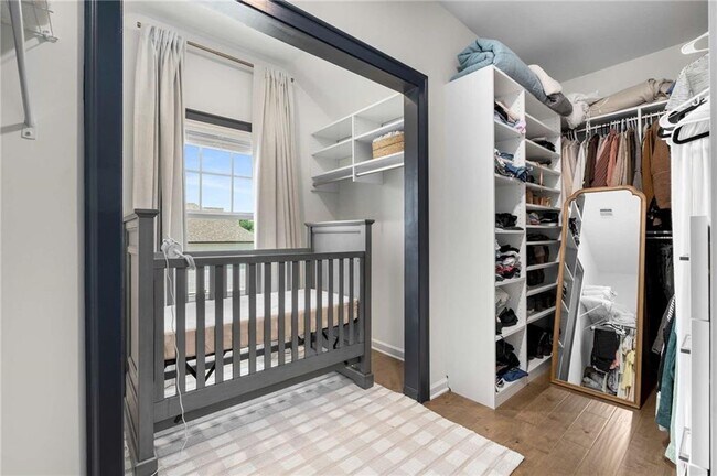 Building Photo - 520 Walden Glen Ln