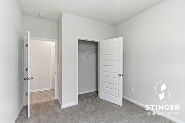 Building Photo - 548 Hideaway St