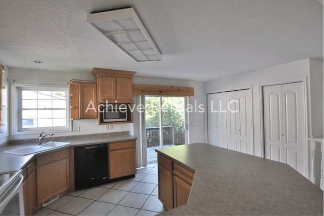 Building Photo - 170 S 460 E