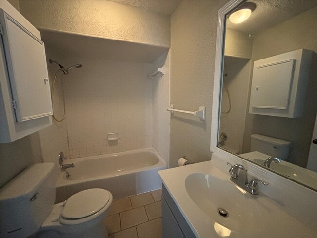 Building Photo - 3010 Jefferson Dr