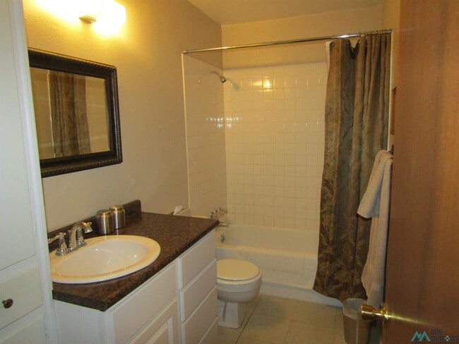 Building Photo - 605 1/2 W Quay Ave