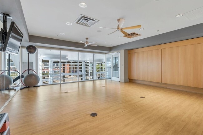 Building Photo - Awesome 1BE/1BA Condo in the Gulch w/2-res...