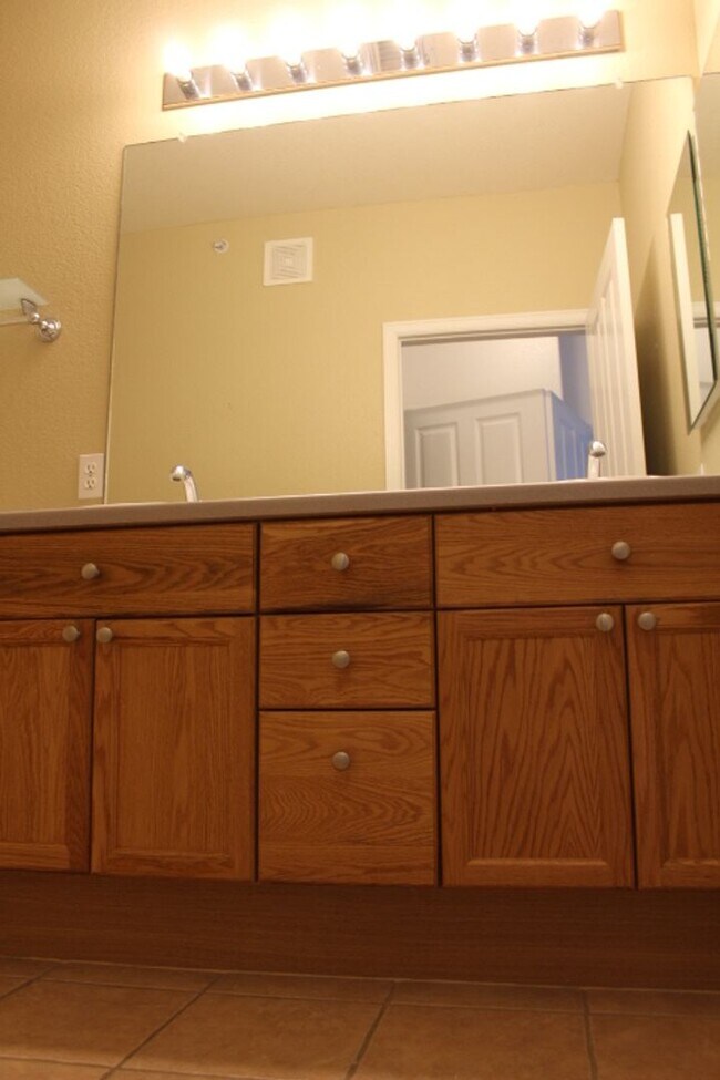 Building Photo - Deer Creek - 2nd Floor 2 bedroom/2 Bath Co...