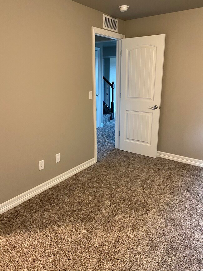 Room available - 5383 Homeward Dr