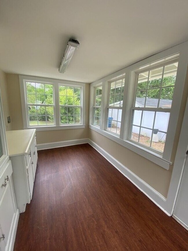 Building Photo - Introducing a charming 2-bedroom, 2-bathro...