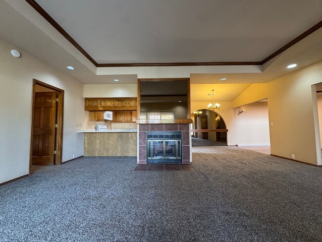 Building Photo - Mid-century Modern Garden Home!