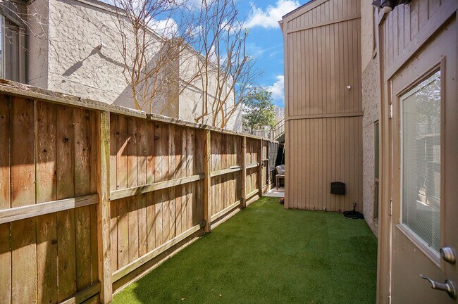 Building Photo - 5711 Sugar Hill Dr