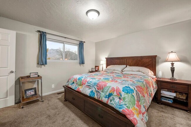 Building Photo - Beautiful 4 Bedroom Home in Sandy!