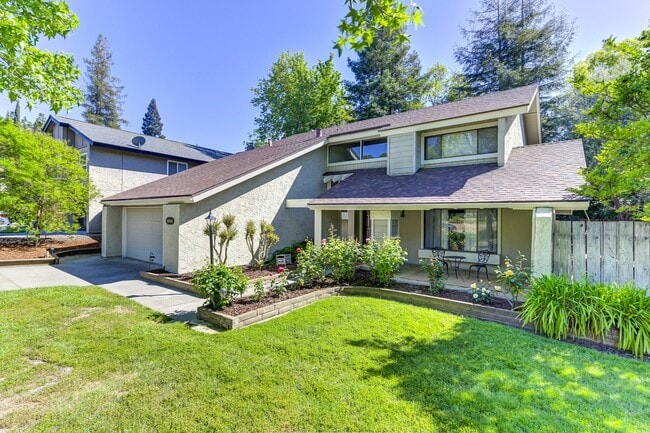 Building Photo - STUNNING 4BD / 2.5BTH SINGLE FAMILY RIGHT ...