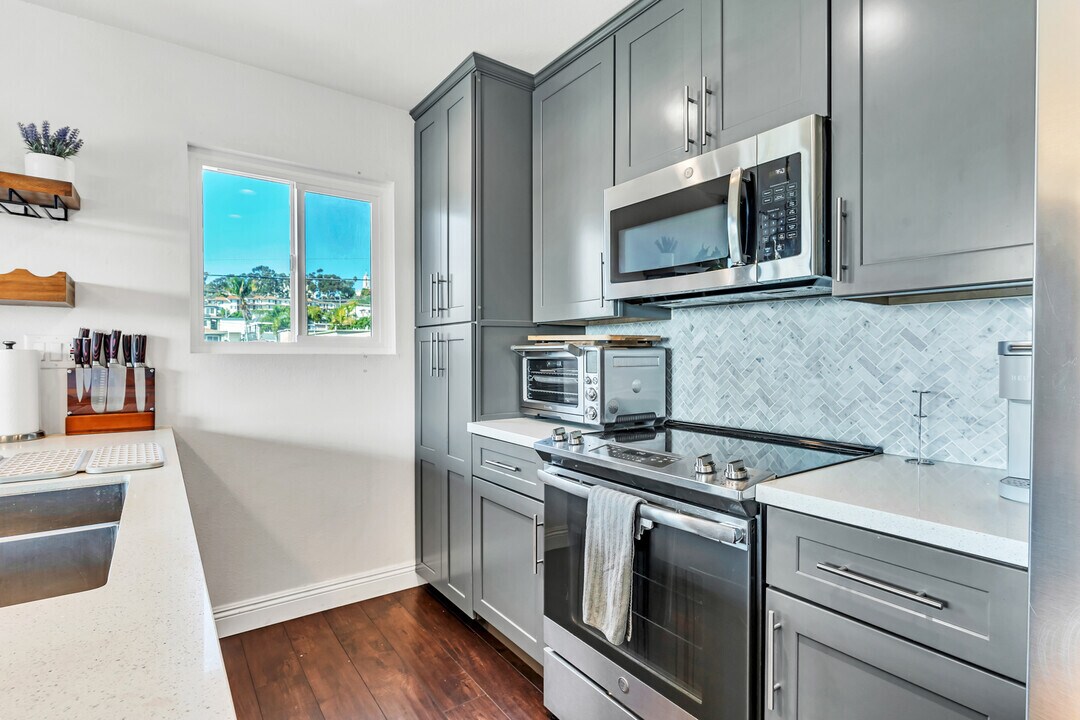 Kitchen - 5653 Riley St