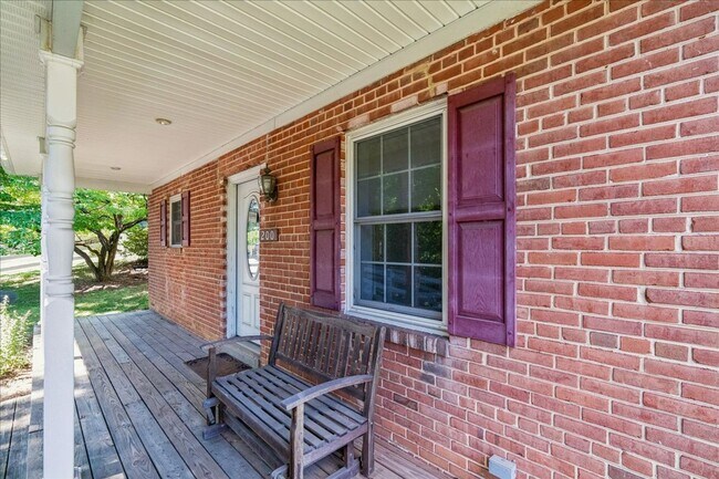 Building Photo - Cozy 3BE/2.5BA Colonial in Takoma Park with screened porch!