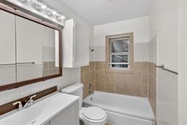 Building Photo - MOVE IN READY 4 BED 2 BATH!