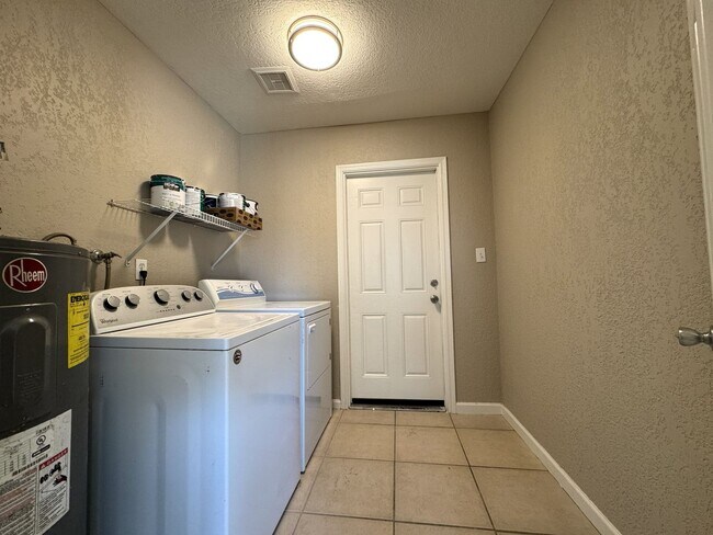 Building Photo - CORNER LOT 3 BEDROOM PLUS DEN WITH FIREPLACE AND LARGE YARD