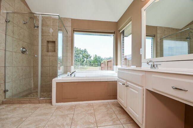 Building Photo - 4622 Forest Home Dr