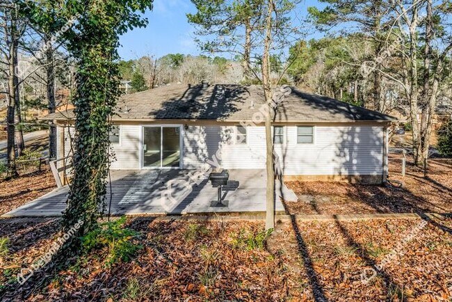 Building Photo - Beautifully Modernized 3 BR and 2 BA in on...