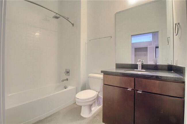 Building Photo - 507 Sabine St