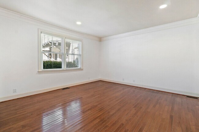 Building Photo - 552 Savannah Hwy