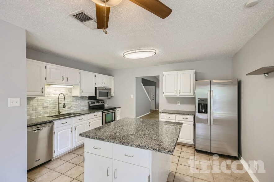 Building Photo - 6934 Sunshine Tree Dr