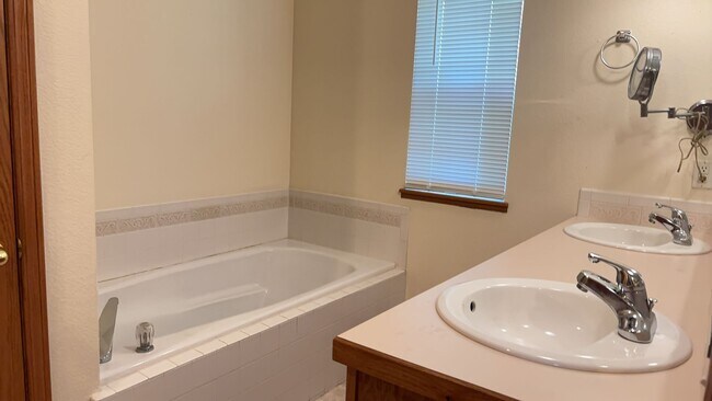Building Photo - Spacious 3-Bed Home with Yard – Available Now