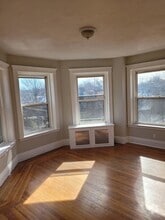 Building Photo - 76 Maple St