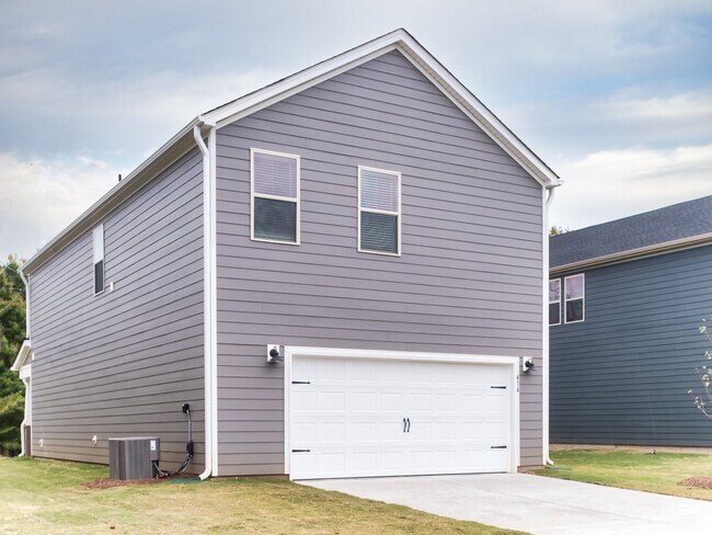 Building Photo - "Charming 3-Bedroom Retreat with 2.5 Baths in the Heart of Belmont!"