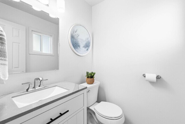 Building Photo - 765 Elkwood Ave