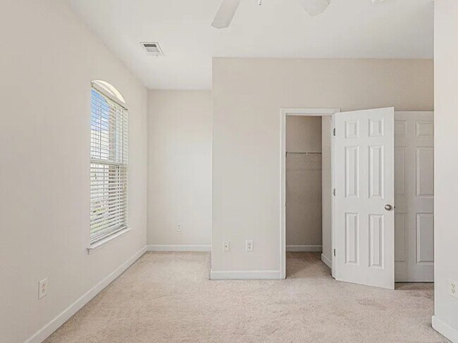 Building Photo - Market Common townhouse with garage!!