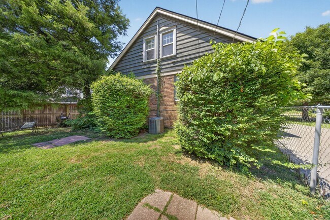 Building Photo - 1028 E 33rd Pl