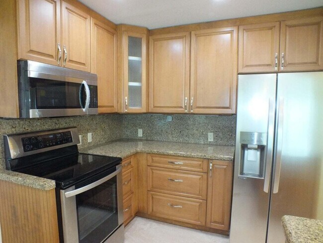 Building Photo - 121 SW 8th Ct