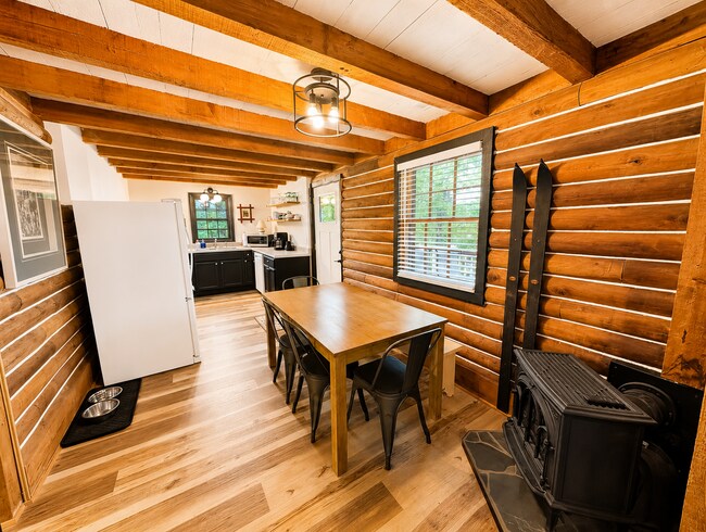 Building Photo - Black Mountain Cabin!