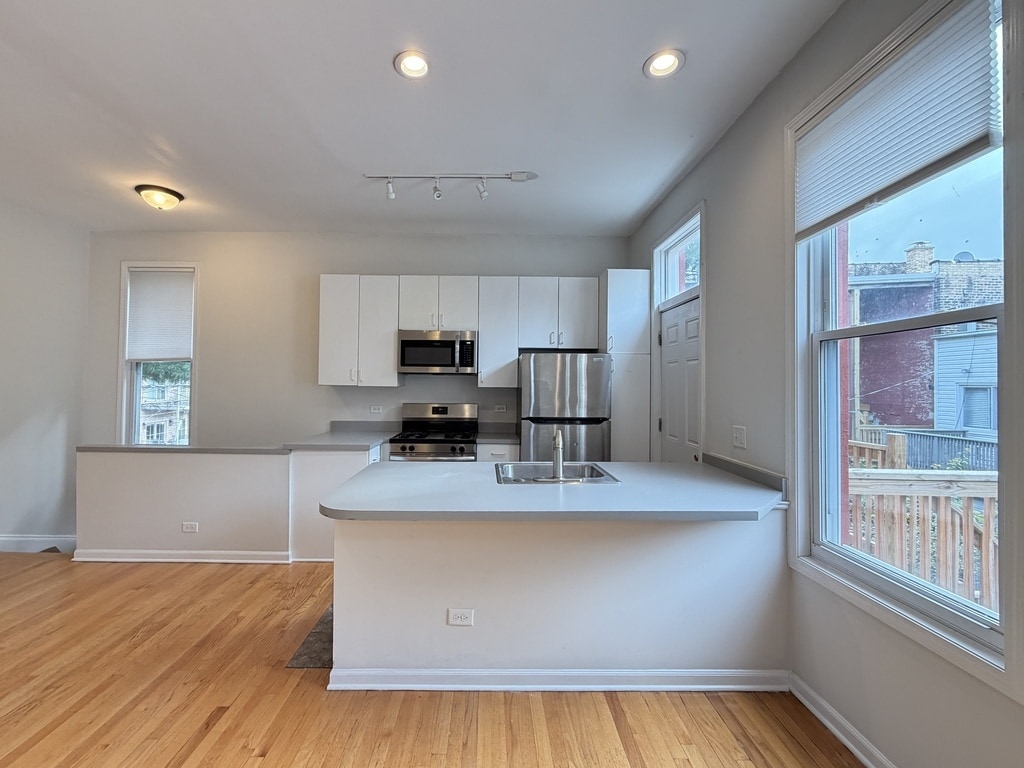 Building Photo - 1129 N Winchester Ave