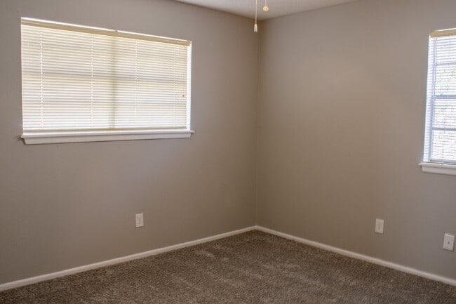 Building Photo - Cute, Clean and Central 3 bedroom 2 bathroom