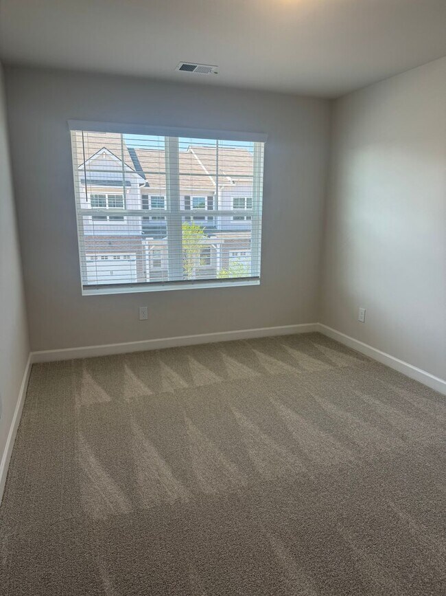 Building Photo - Brand New Luxury Living!