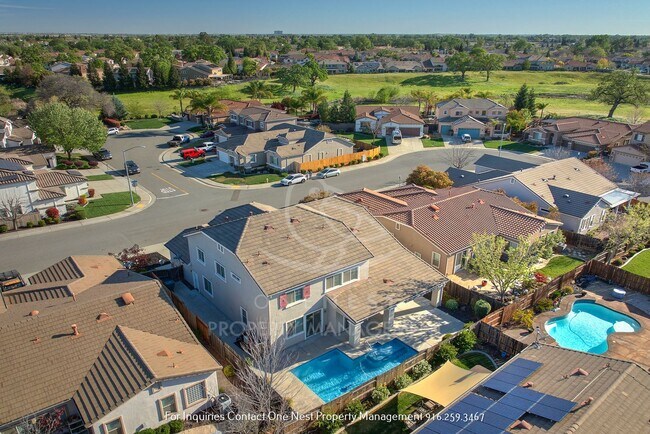 Building Photo - Fantastic - one of a kind 5 bdrm 4 bth home with pool