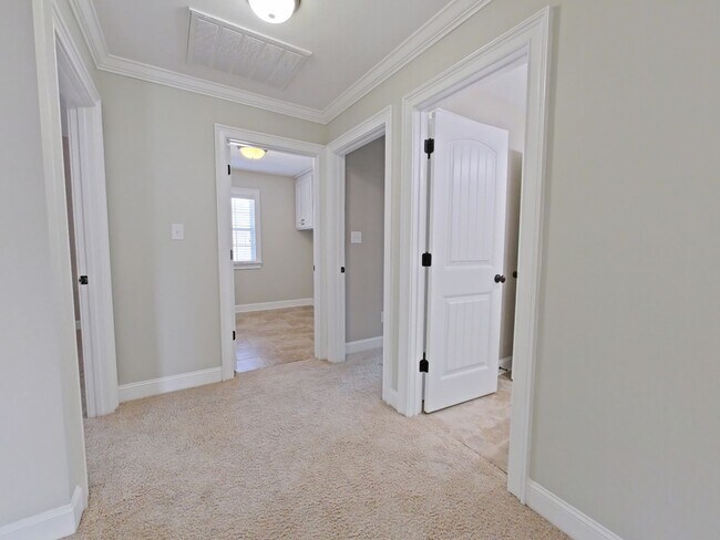 Building Photo - Estate STYLE home with pool and basement i...