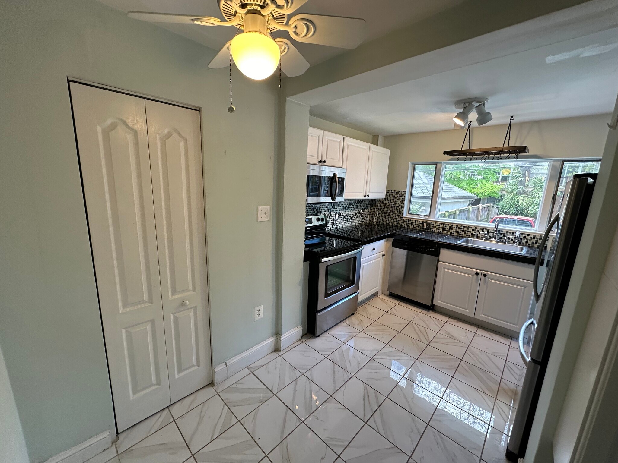 Kitchen - 2250 Cathedral Ave NW