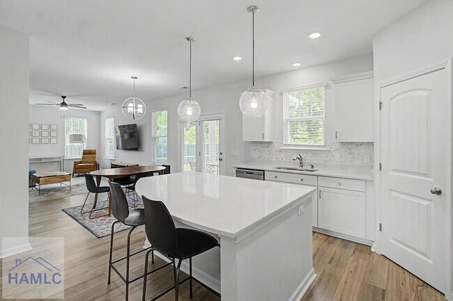 Building Photo - 160 Spring Hill Dr
