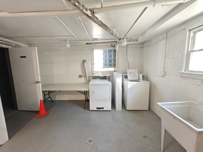 Building Photo - 7555 N Oakley Ave