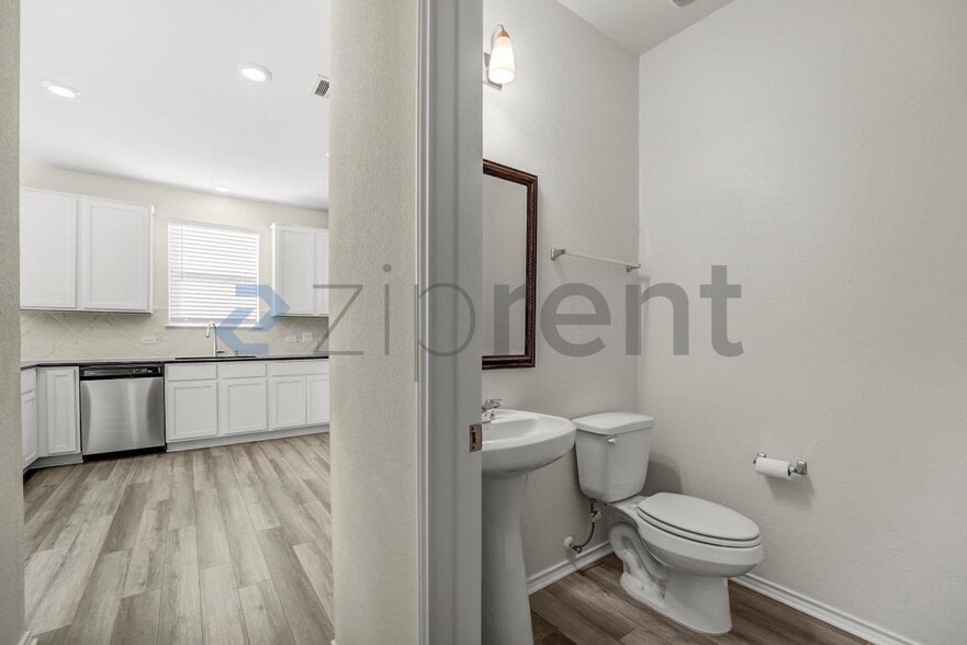 Building Photo - Unit