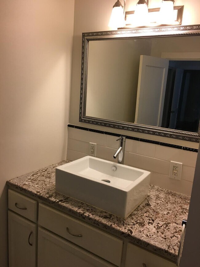 Building Photo - 10 Highland Lake Drive-Flat Rock Cottage-N...