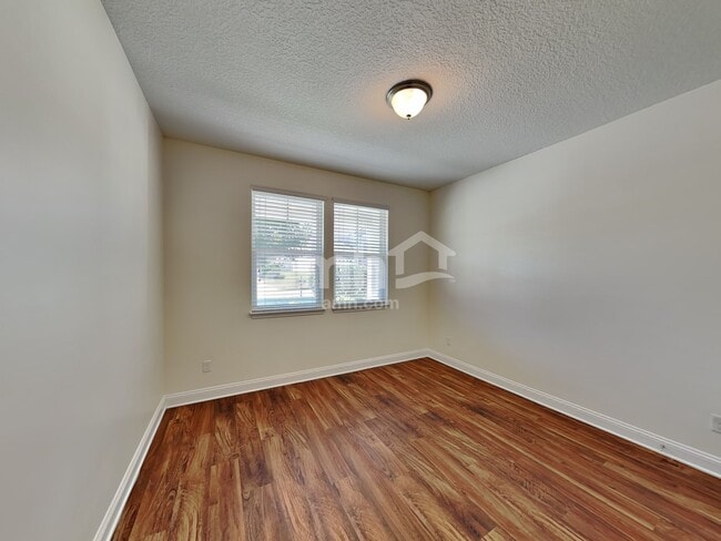 Building Photo - 3298 Roundabout Dr