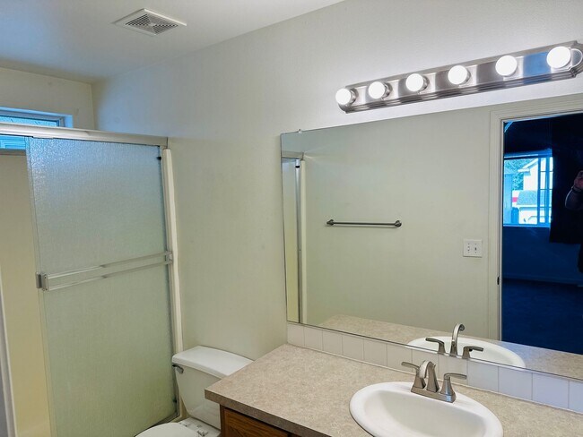 Building Photo - Charming Home in Terrific Central Location