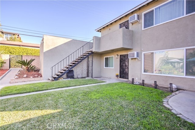 Building Photo - 2547 Hayes Dr