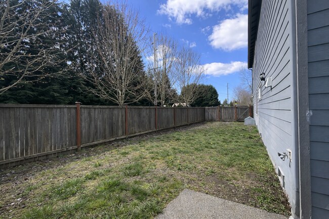 Building Photo - Spacious 4-Bedroom Home with Balcony and Fenced Yard in Marysville