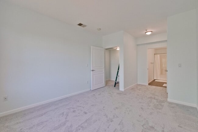 Building Photo - Excellent 2 Bed 2 Bath Condo - Completely Remodeled!