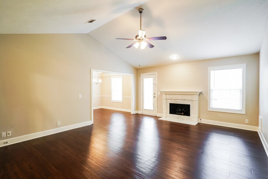 Building Photo - 1636 Bridgecrest Dr