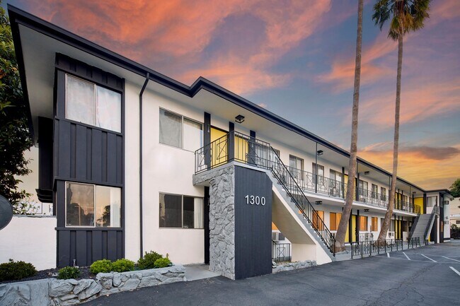 Building Photo - Newly renovated studio apartment with park...