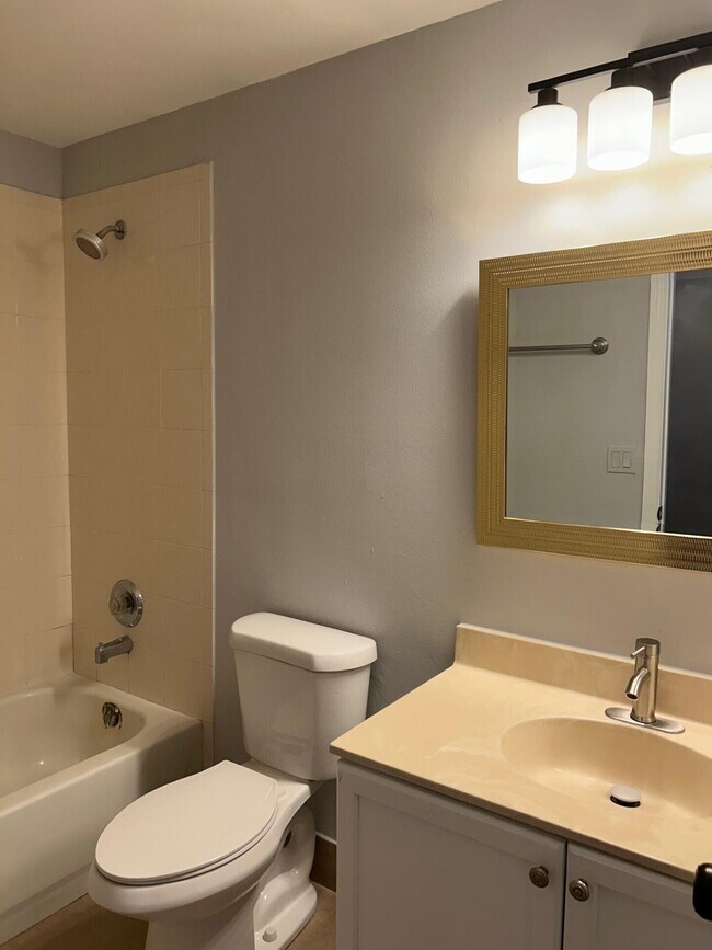 Building Photo - 1412 Seminole Palms Dr