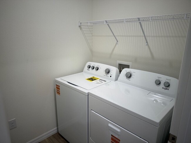 Building Photo - 4 Bedroom 2 Bath Close to Hospitals and Shopping